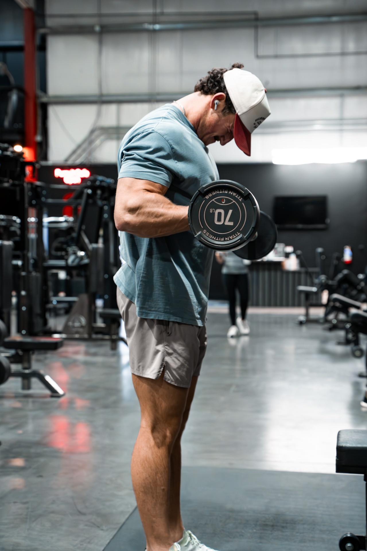 Heavy dumbbell curl on the main floor